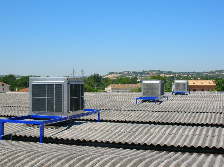 vista raffrescatori evaporativi installati a tetto